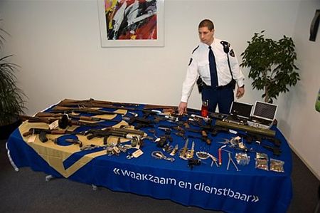 Veel wapens gevonden in woning in Budel - Hamont-Achel