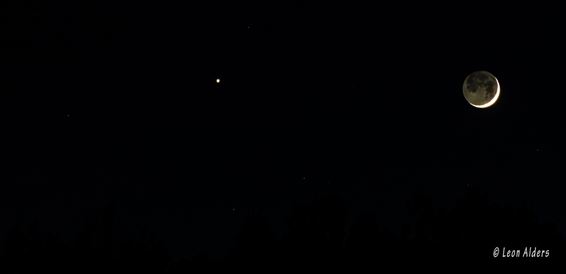 Venus en maansikkel samen aan de avondhemel - Pelt