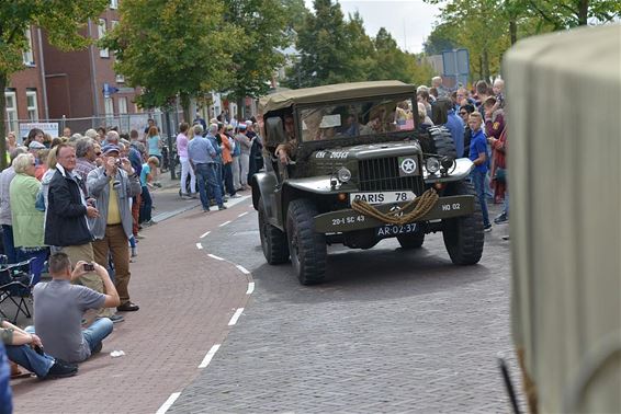 Verkeershinder door historische colonne - Leopoldsburg