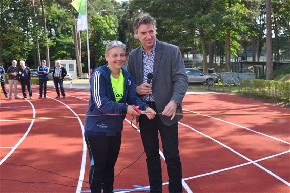 Vernieuwde atletiekpiste ingehuldigd - Lommel