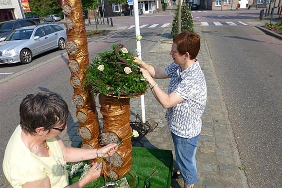 Verse bloemen in de bloemstukken - Hamont-Achel