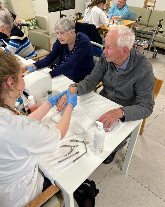 Verwenmoment voor bewoners WZC Het Perrehof - Peer