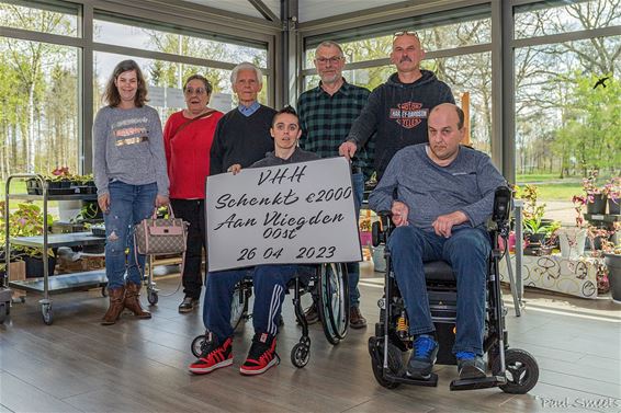 VHH schenkt aan De Klimroos - Pelt