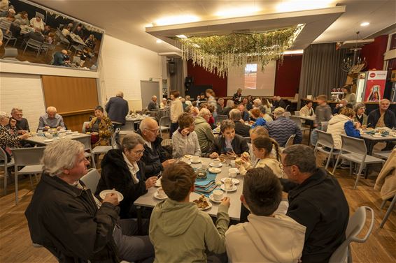 Vijfde leerjaar zet grootouders in de bloemetjes - Pelt