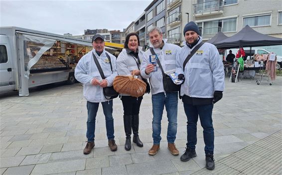 Vlaams Belang deelt snoephartjes uit op markt - Pelt