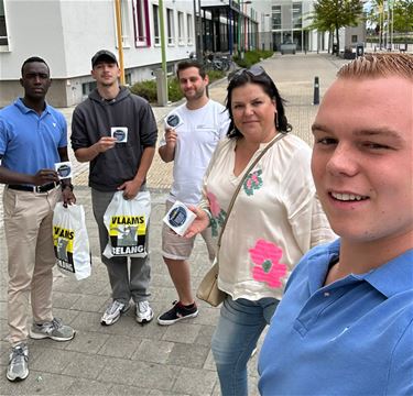 Vlaams Belang Jongeren delen gadgets uit - Pelt