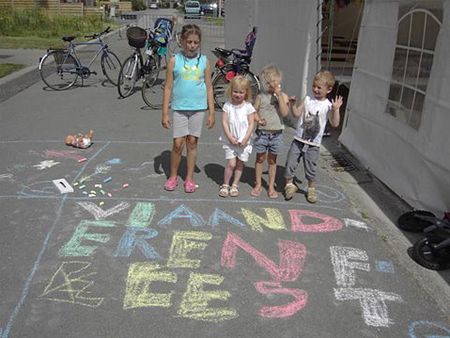 Vlaanderen feest rond het oude kerkhof - Neerpelt