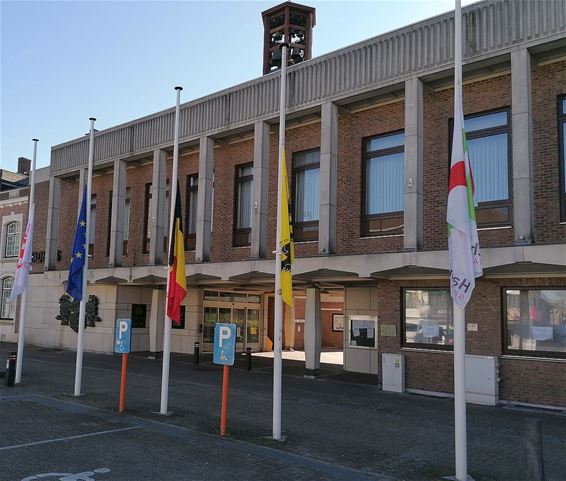 Vlaggen halfstok bij stadhuis en gemeenschapshuis - Hamont-Achel