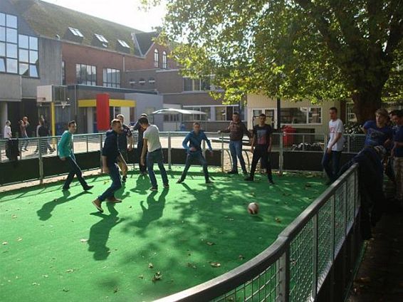 Voetballen in een soort kooi - Overpelt