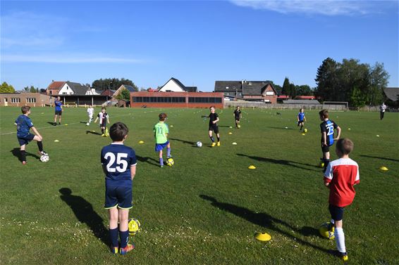 Voetballen in vakjes en met afstand - Beringen