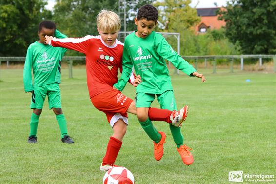 Voetballen op het Duiveltjestornooi GT Kolonie - Lommel