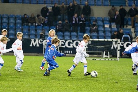 Voetballertjes speelden op het KRC-veld - Hamont-Achel