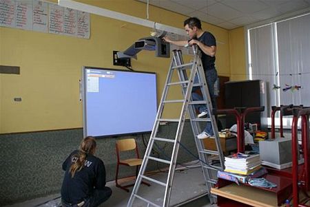 Volgend schooljaar een slim bord in de klas - Neerpelt