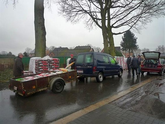 Volkstuinders in regen en wind - Overpelt