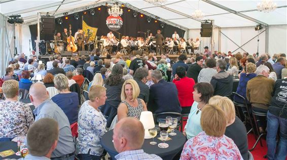 Volle tent voor pop-up feestcafé - Lommel