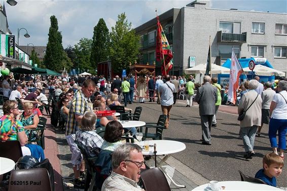 Volle terrassen tijdens Antoniusprocessie - Hamont-Achel