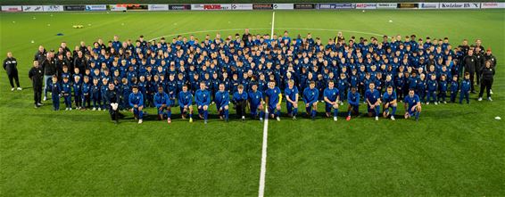 Volledige spelersgroep Kadijk SK op het veld - Pelt