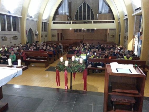 Vormelingen houden fakkeltocht - Neerpelt