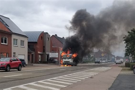 Vrachtwagen brandt volledig uit - Beringen