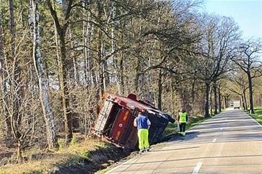 Vrachtwagen in gracht - Peer