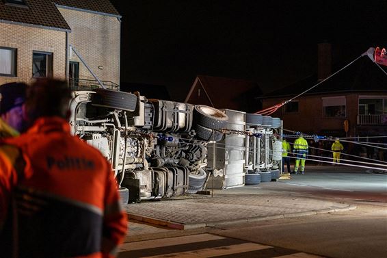 Vrachtwagen met zand gekanteld - Pelt