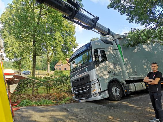 Vrachtwagen rijdt zich vast - Beringen