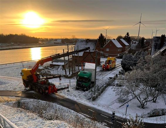 Vrachtwagen rijdt zich vast aan brug in Beringen - Beringen