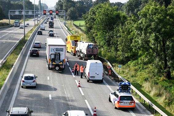 Vrachtwagen tegen vangrail - Beringen