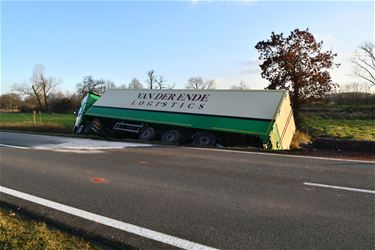 Vrachtwagen van de baan - Beringen