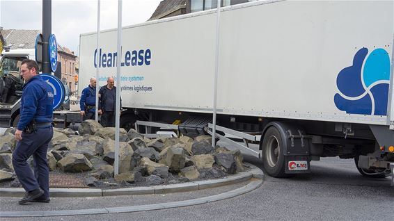 Vrachtwagen vast op rotonde - Neerpelt