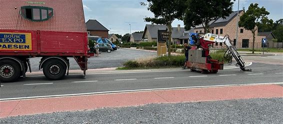 Vrachtwagen verliest kraan - Pelt