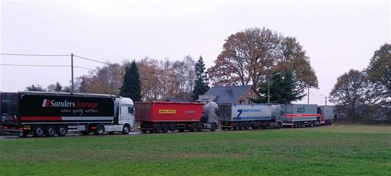 Vrachtwagens blokkeren straat - Meeuwen-Gruitrode