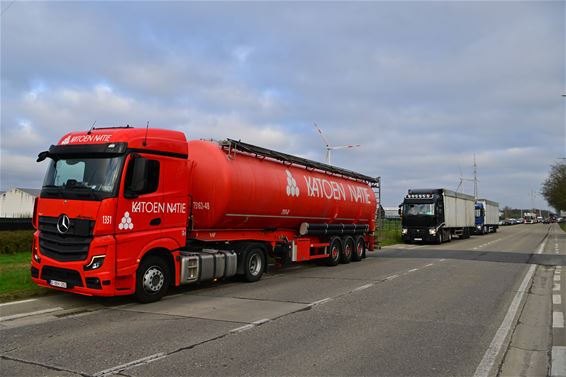 Vrachtwagens parkeren langs de weg - Beringen