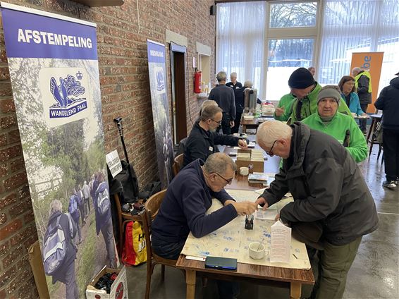 Vriezemantocht Wandelend Paal in het wit - Beringen