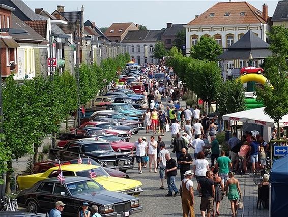 Vrije dag + zon + oldtimers = veel volk - Peer