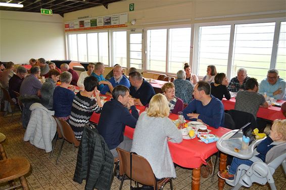 Vrijwilligers boven bij SV Breugel - Peer