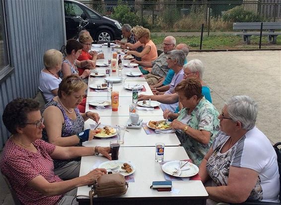 Vrijwilligers Dorpsrestaurant aan het feest - Neerpelt