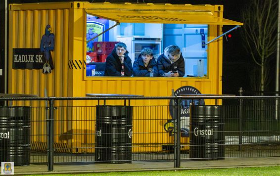 Pelt - Vrijwilligers droog achter de toog bij Kadijk SK