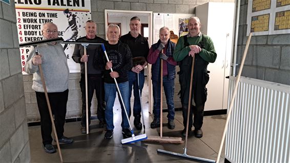 Vrijwilligers maken kleedkamers weer spic en span - Peer & Pelt