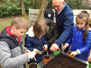 Vrijwilligers Plezanten Hof geven tuinierles - Lommel