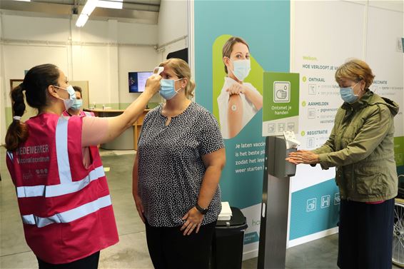 Vrijwilligers uit noodopvangcentrum helpen - Leopoldsburg