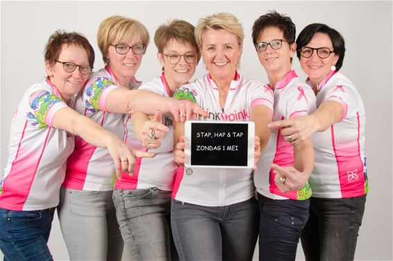 Vrouwen fietsen elke dag 125 km voor 't goede doel - Peer