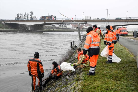 Vuilniszakken met afval van wietplantage in kanaal - Beringen