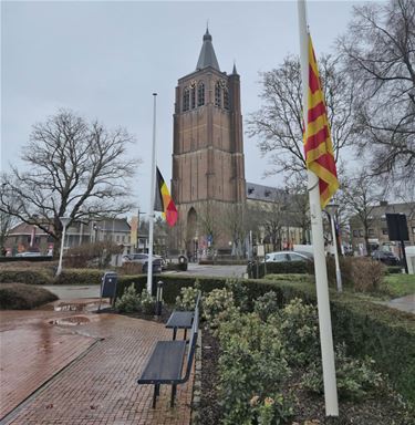 Waarom de vlaggen in Peer halfstok hingen - Peer