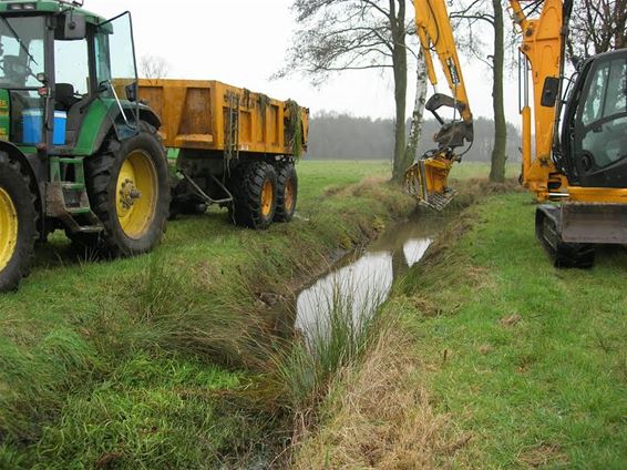 Waterlopen worden geruimd - Neerpelt