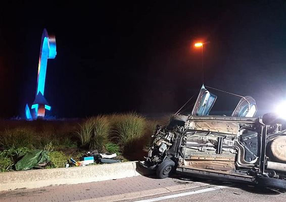 Weer auto tegen rotonde Kristalpark - Lommel