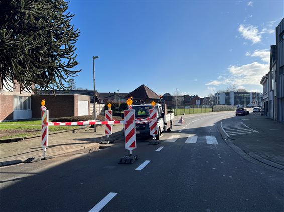 Wegverzakking op de Burg: verkeer omgeleid - Hamont-Achel