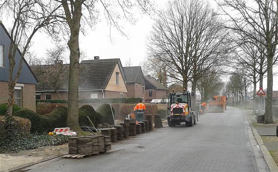 Nieuwe stoepen in de Roshaagstraat - Peer