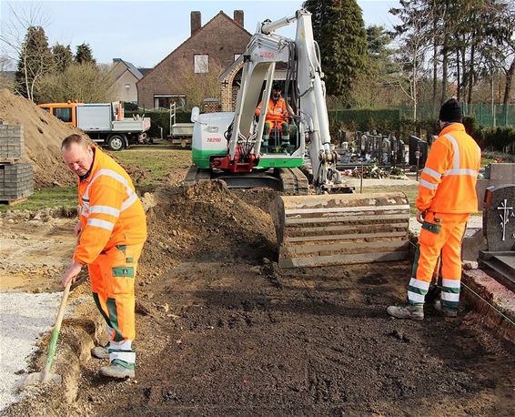 Werken op kerkhof in Gruitrode - Oudsbergen