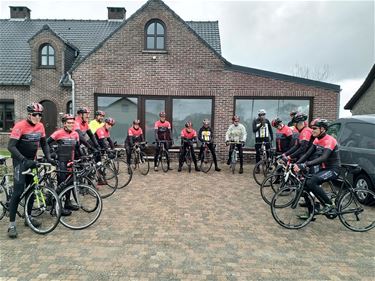 Wielertoeristen ruiken de lente - Pelt